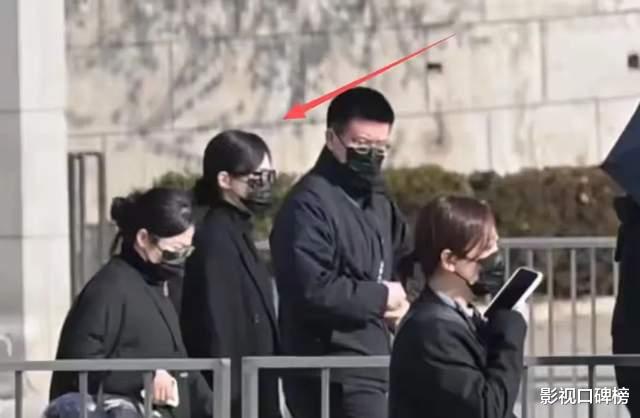 唐嫣操办公公葬礼累到被搀扶，时刻关注老公罗晋，夫妻俩一起用餐