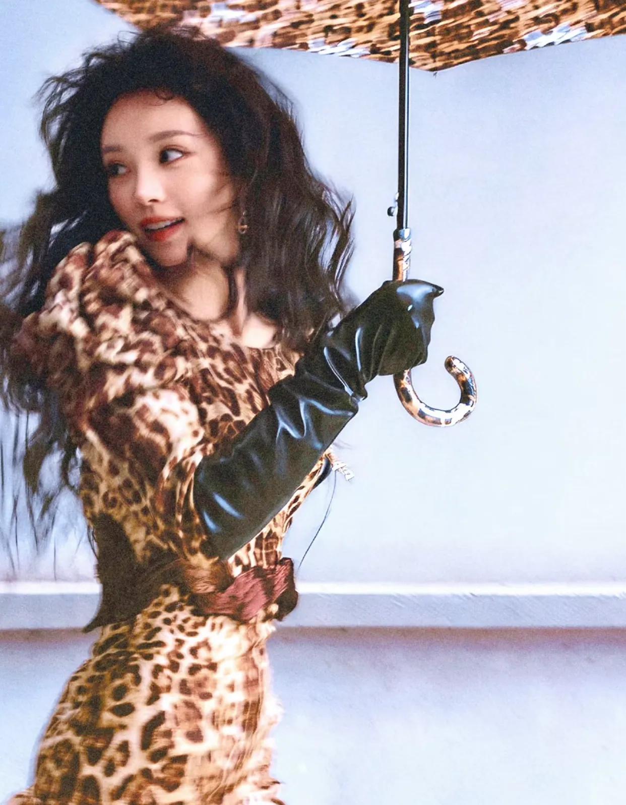 好靓！田曦薇穿豹纹出席活动，野性与清纯并存，美翻了