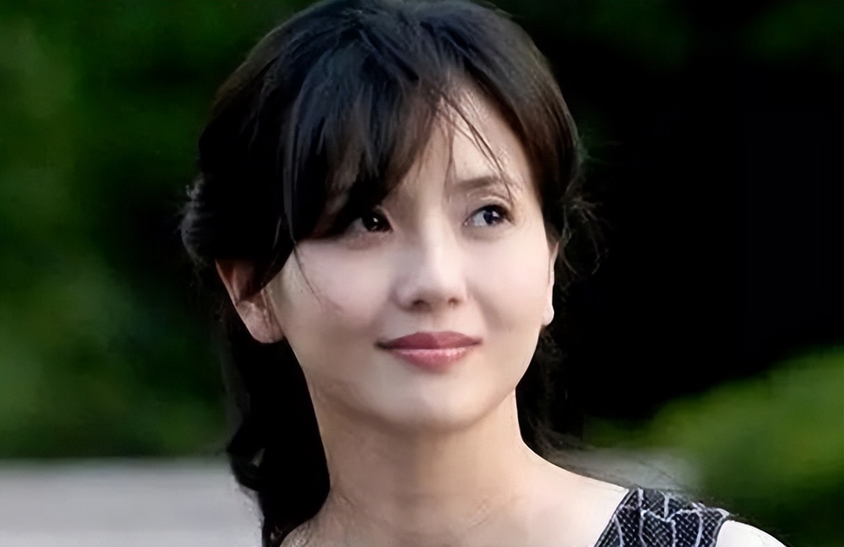 不拍吻戏、不嫁豪门，30岁自毁前程演妈妈，丈夫是她叛逆的后盾