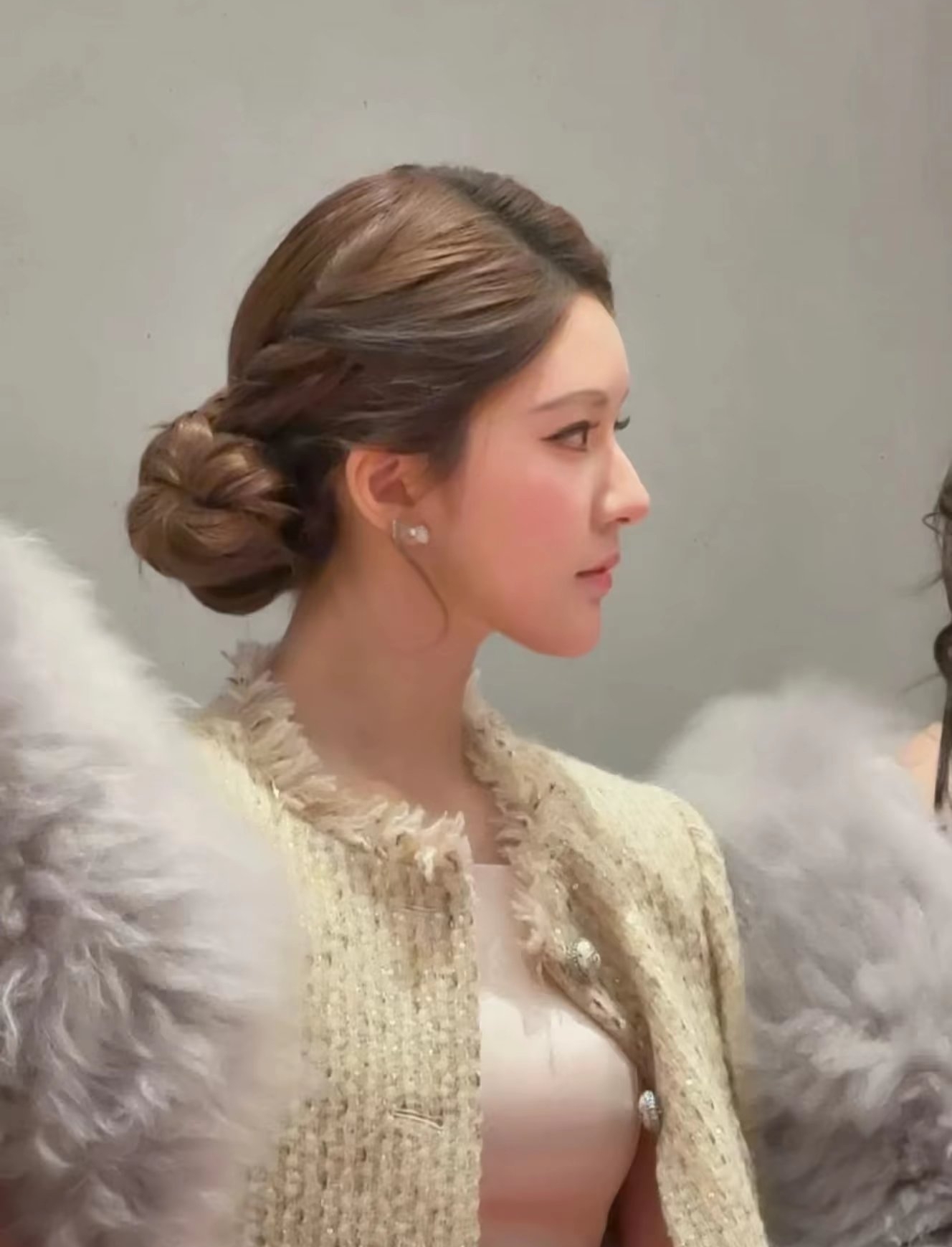 赵露思身披皮草大衣看秀，盘发戴蝴蝶结发卡，好贵气