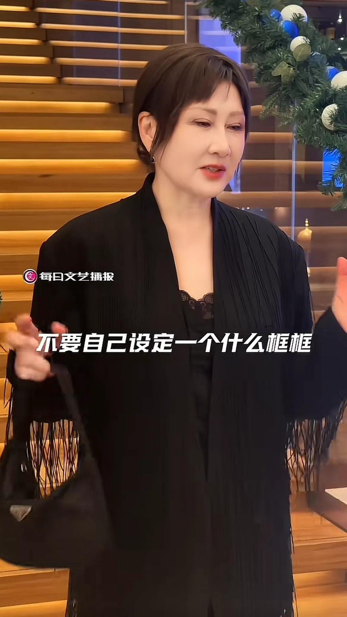 63岁张凯丽穿“不得体”短裤火上热搜，刘晓庆的话，终于有人信了