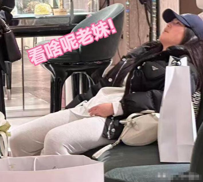 李湘生气了！带前夫女儿一起逛商场，三人体型成亮点，绷不住了