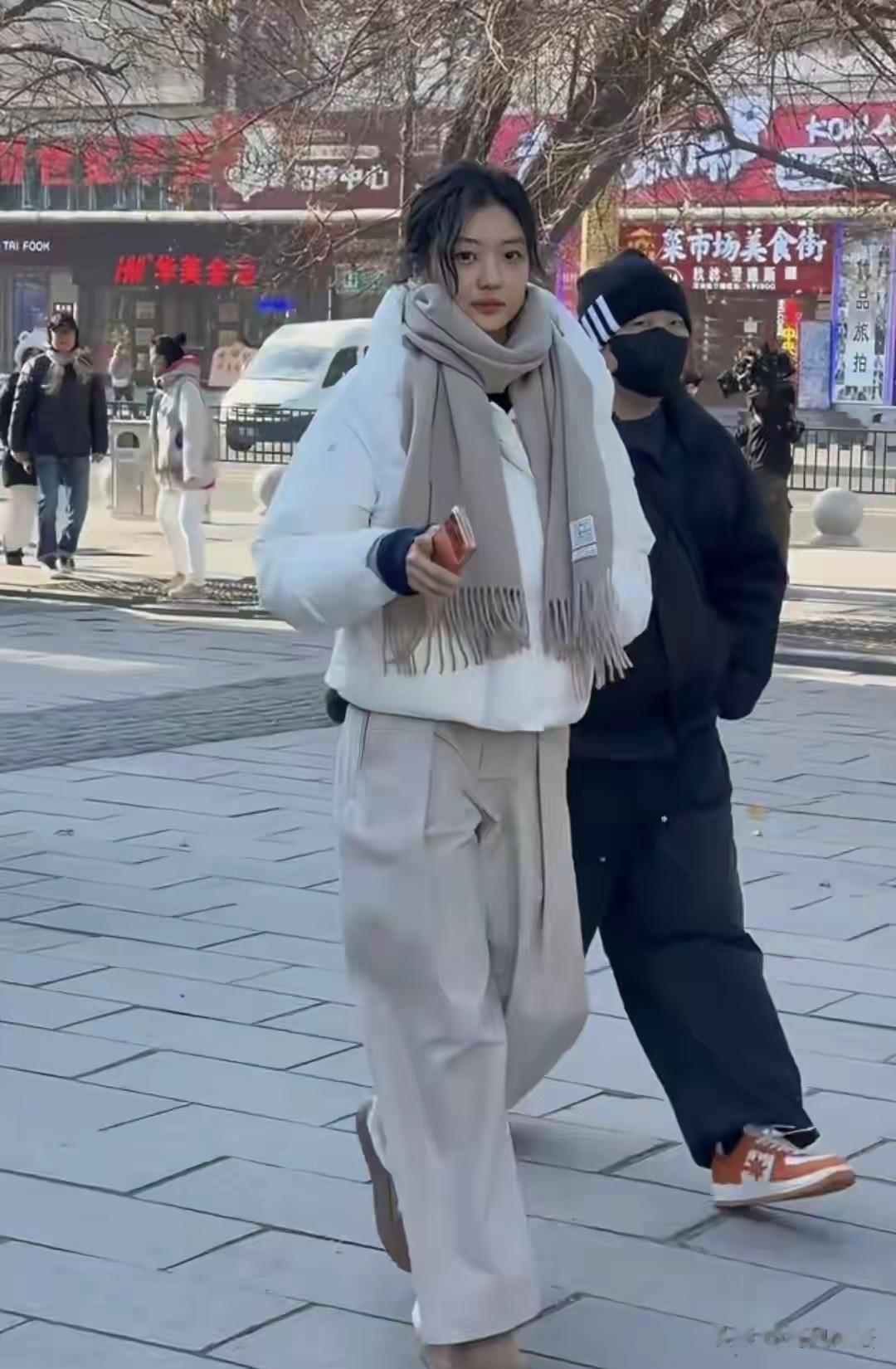 孙千哈尔滨路透生图，又瘦又高腿长超吸睛，素颜笑起来太甜了