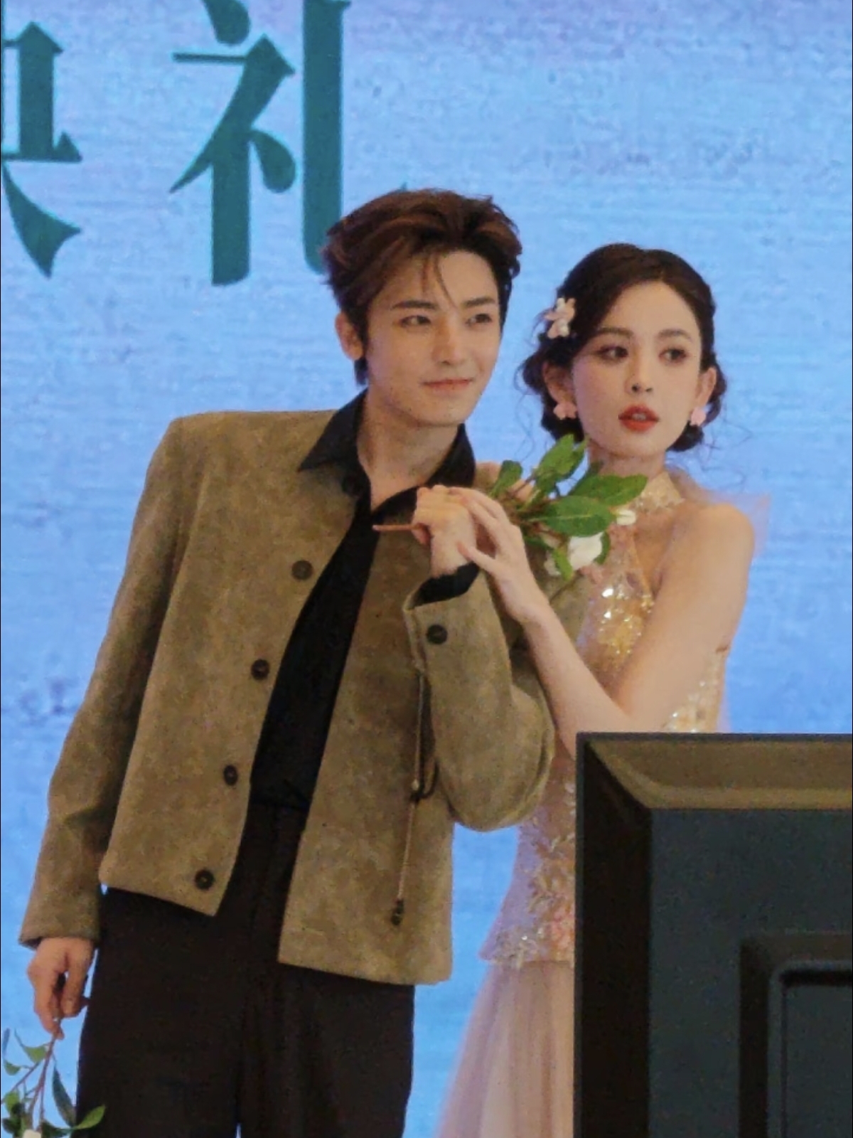 真国色天香！娜扎出席活动，穿粉色中式挂脖长裙，直接美到心巴上