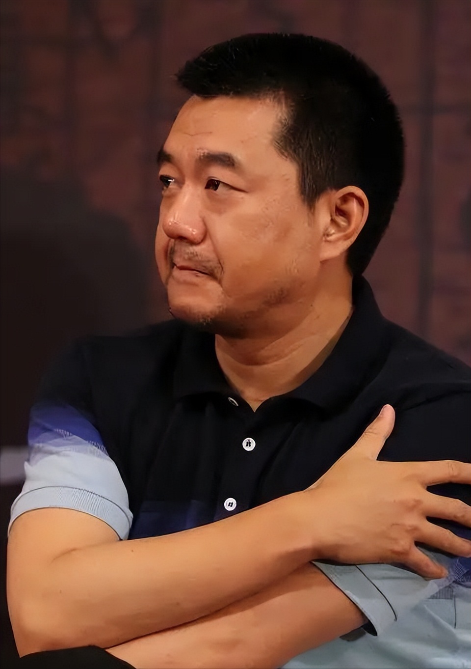 演了一辈子警察，穷得靠老朋友刘丹接济，45岁被嫂子“逼婚”