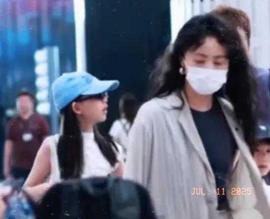 孙莉一家去看黄磊话剧,小儿子长相清秀,黄多多打扮时尚气质出众