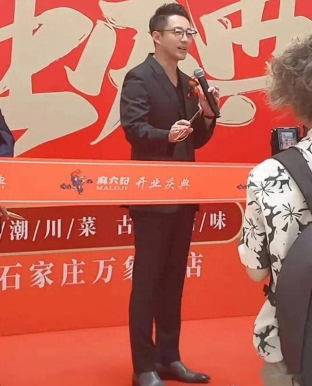 汪小菲石家庄开业万人挤爆万象城,粉丝狂喊“总裁好帅”!