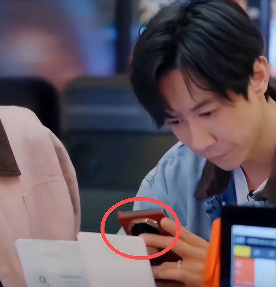 董璇婚后首次与张维伊同框,十指相扣走机场,评论区风评翻转