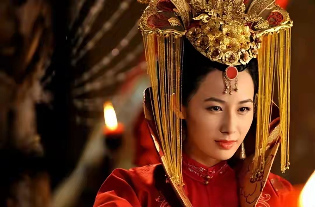 放弃主持事业，嫁大15岁“软饭男”，如今才明白她的选择有多明