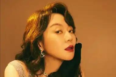 外表是仙女，私下里却是“老酒鬼”的5位女明星，闫妮出人意料