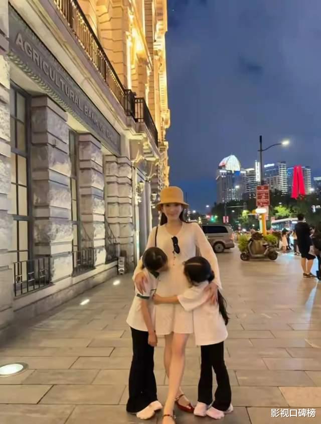 方媛挺孕肚踩着高跟鞋逛街,和好友聊天有说有笑,步履轻盈很松弛