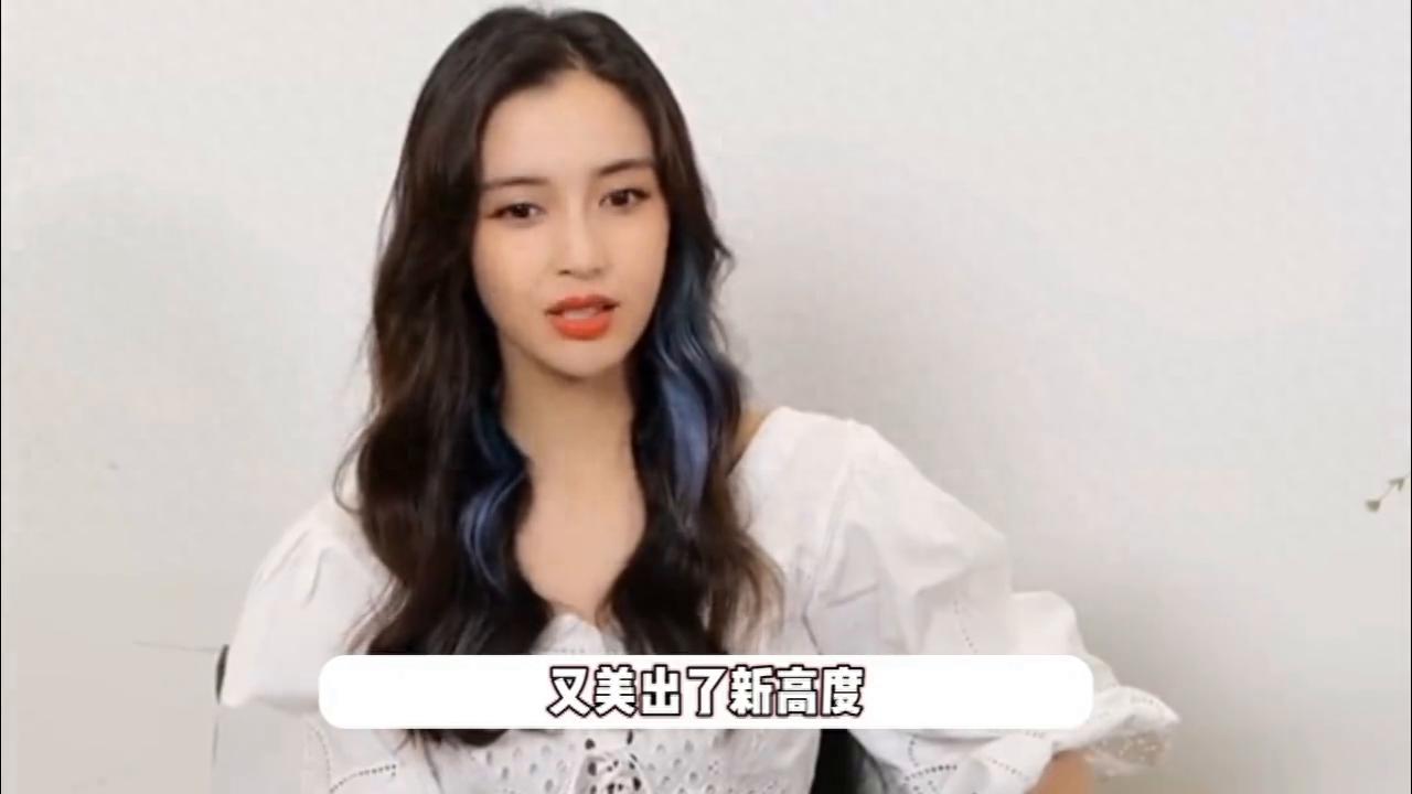 36岁baby晒广告大片，打扮贵气像在逃公主，双腿细长比例好绝