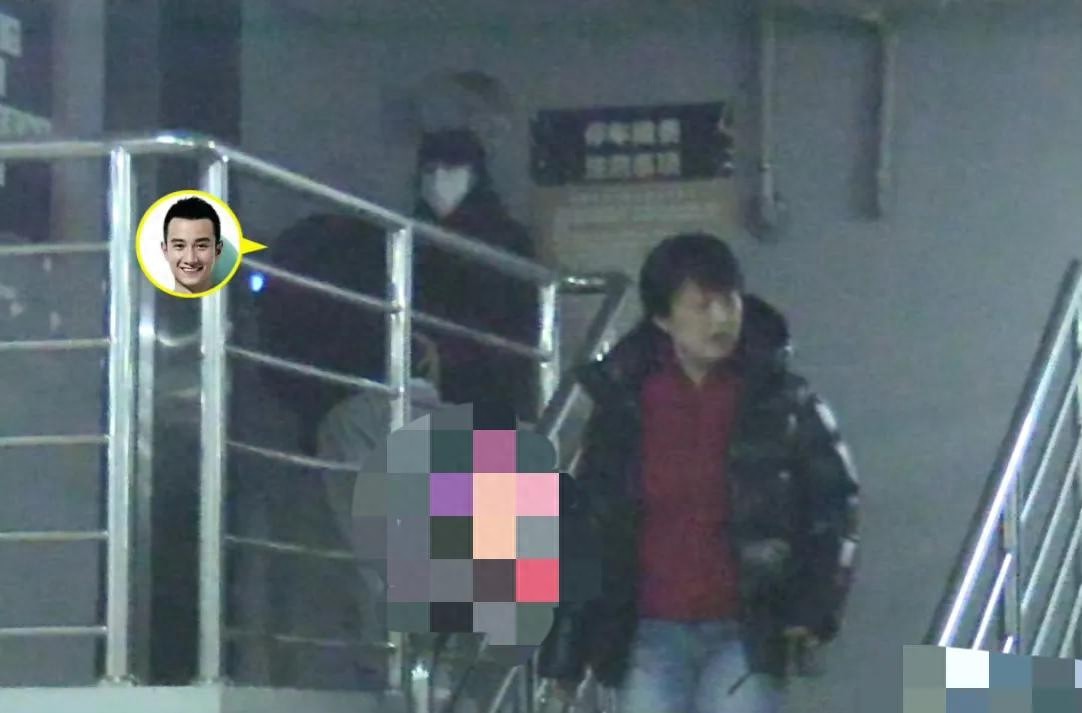 文章带女朋友与妈妈相聚，他步履蹒跚，一脸痛苦，走路需要搀扶着