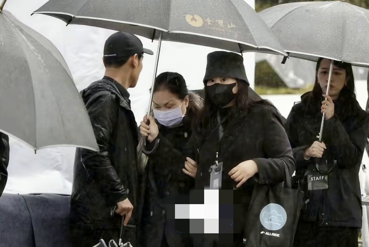 大S祭日又是大雨天！具俊晔挽着S妈满脸悲痛，周渝民言承旭都来了