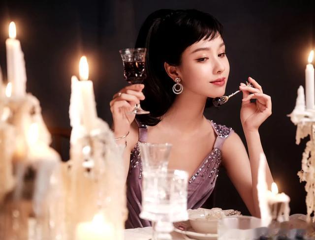 陈都灵微博电影之夜出图，紫色长裙加复古造型，美的像千金大小姐