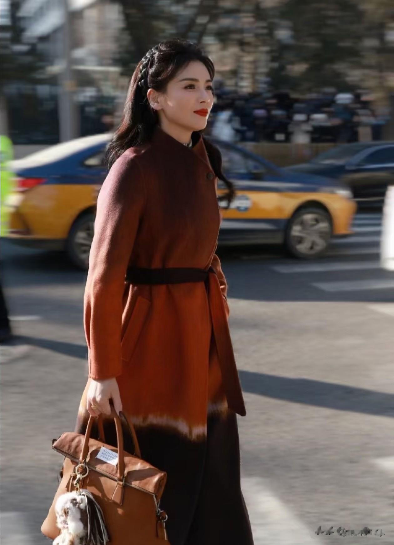 47岁刘涛最新穿搭:亮片西装外套+开叉裙,优雅干练,美得像27岁