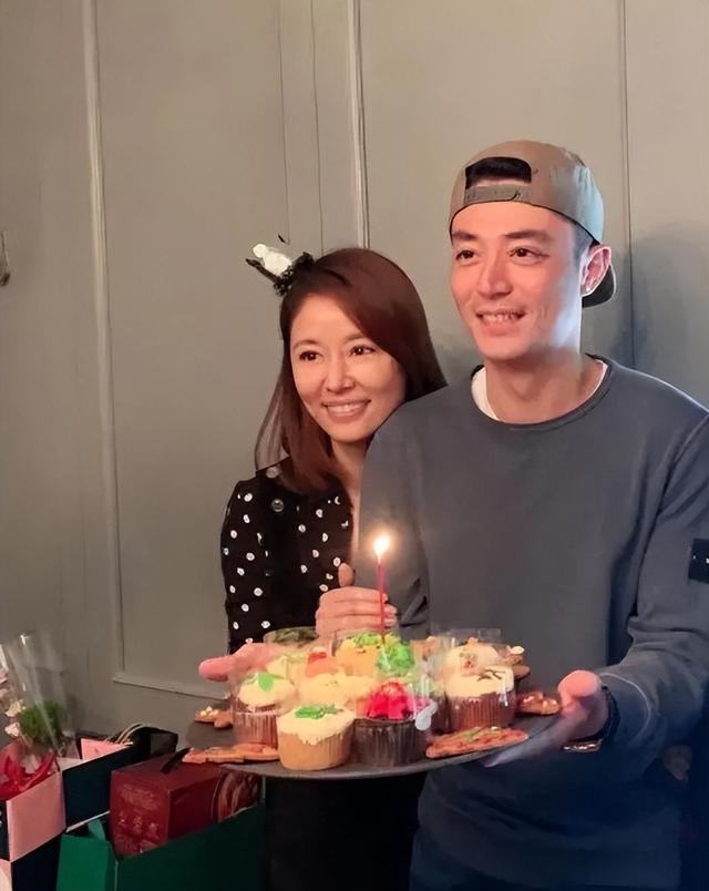 林心如罕见秀恩爱！霍建华送手工作夫妻俩脸贴脸，拉花奶盖超用心