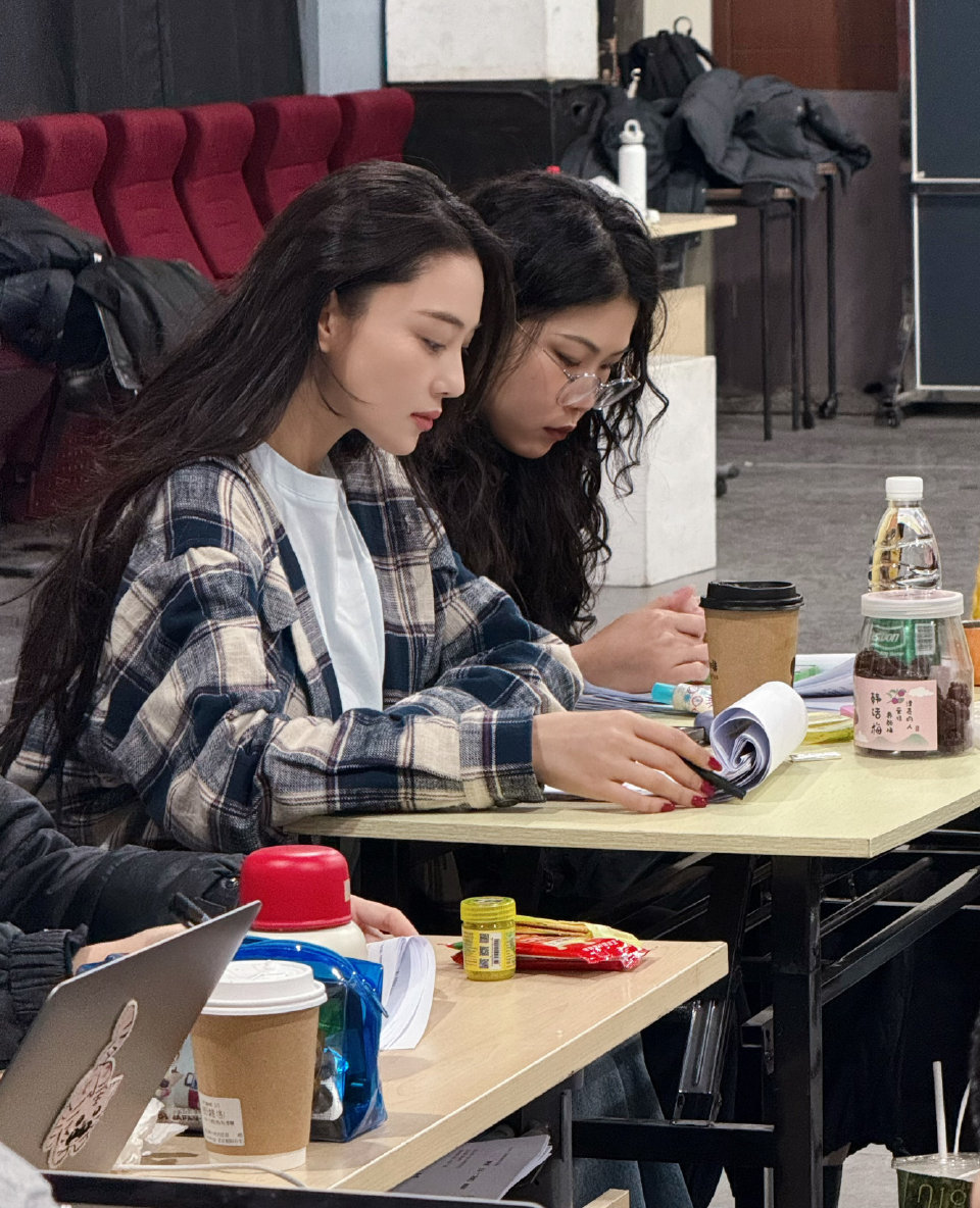 38岁张馨予瘦10斤体质变差!2个月发烧3次又输液,首次演话剧太拼