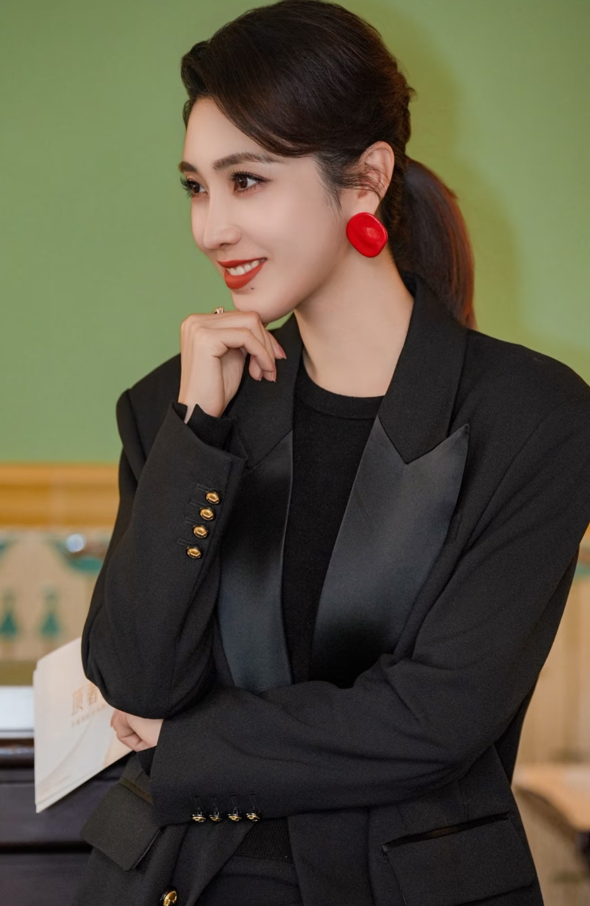 主持人何卿分享最新工作美照，一身黑西装优雅又高级