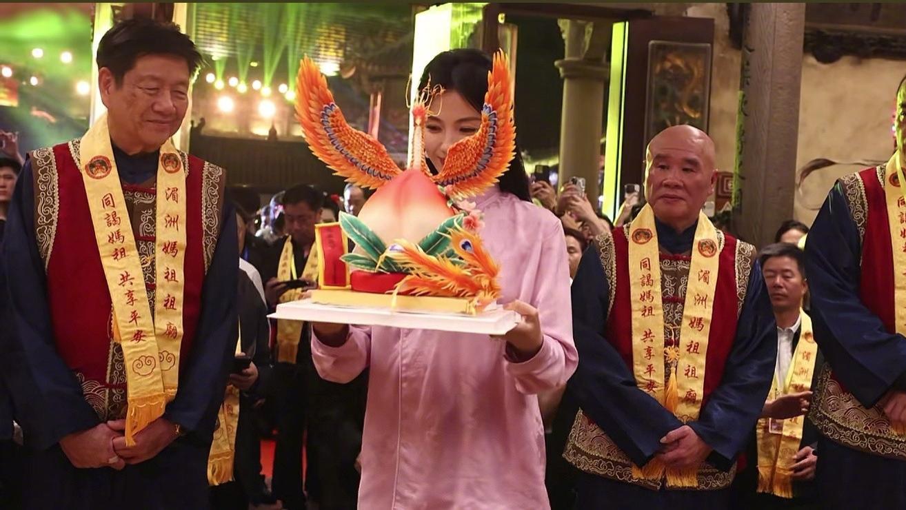 刘涛为妈祖献寿桃，旁边全是大人物，冒雨不撑伞表诚意