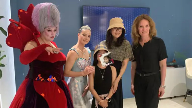 章子怡带女儿看演出，笑容温柔没有巨星气势，醒醒遗传汪峰近视眼