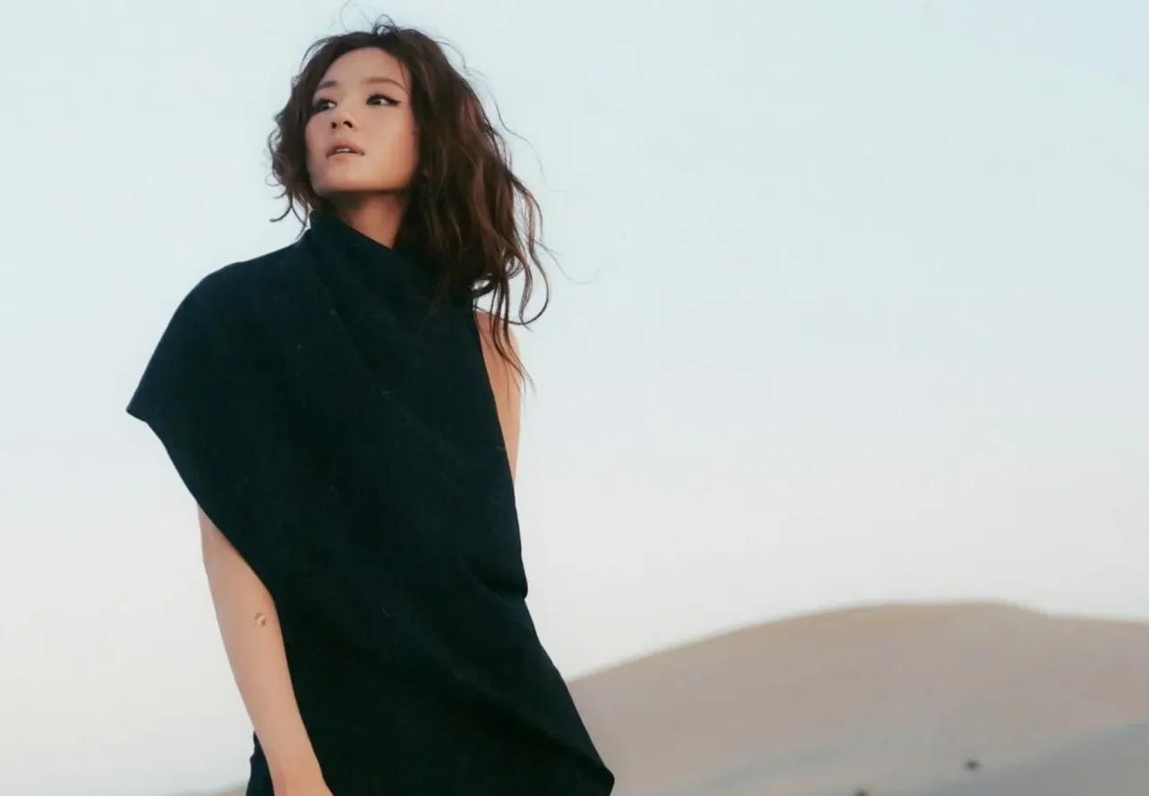 李兰迪晒26岁庆生照!沙漠追风热辣超美出圈,网友直呼太像巩俐了