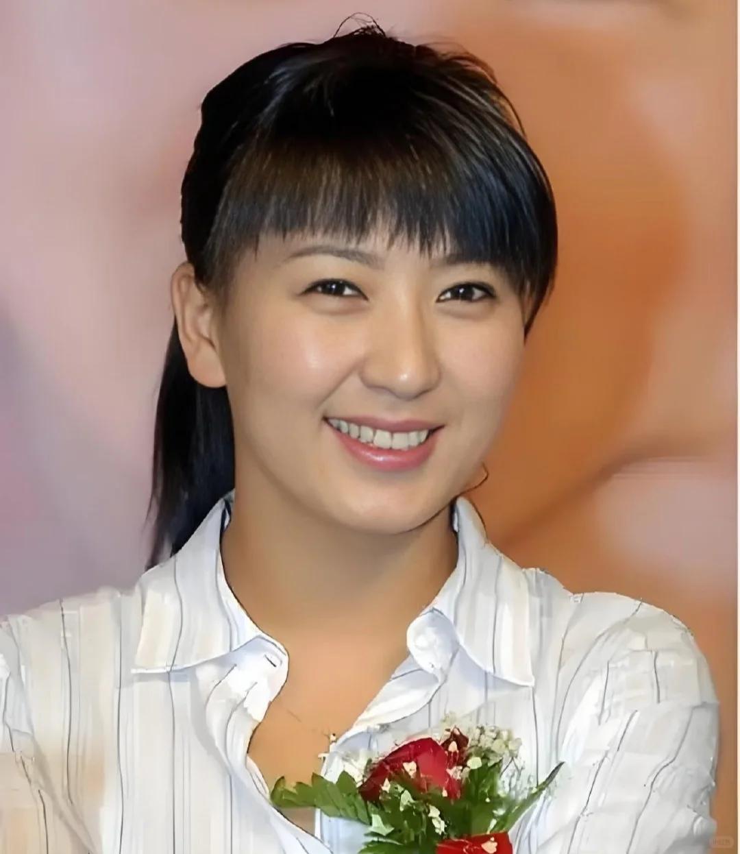 闫学晶事件再升级！官媒下场发文锐评，言辞犀利，句句直戳她心窝