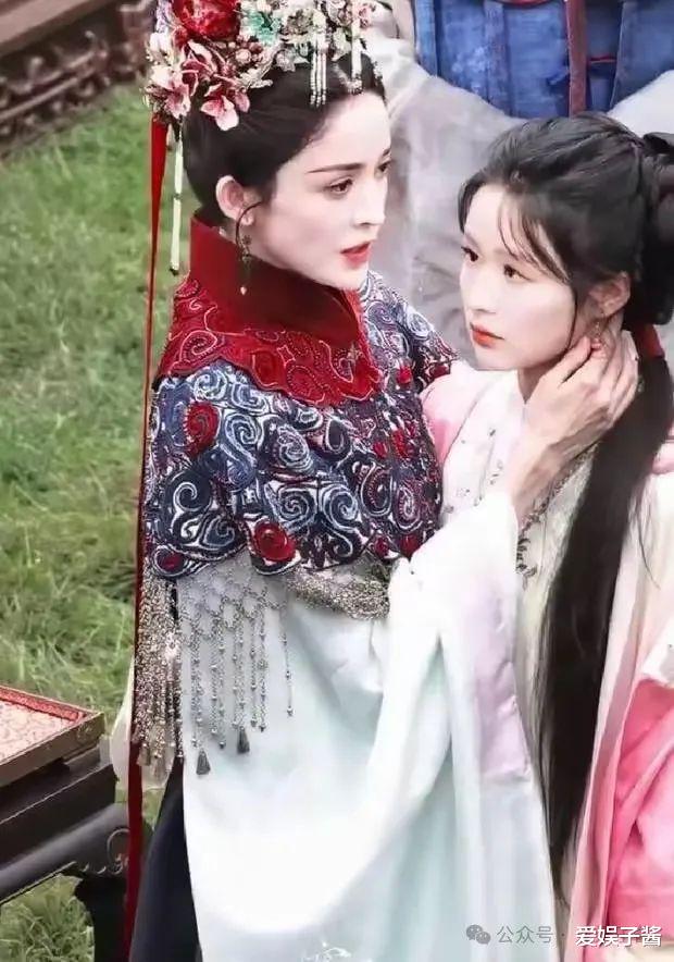 娜扎余茵片场贴贴杀疯了!最萌身高差甜到齁,于正狂赞:她值得我无限搭!