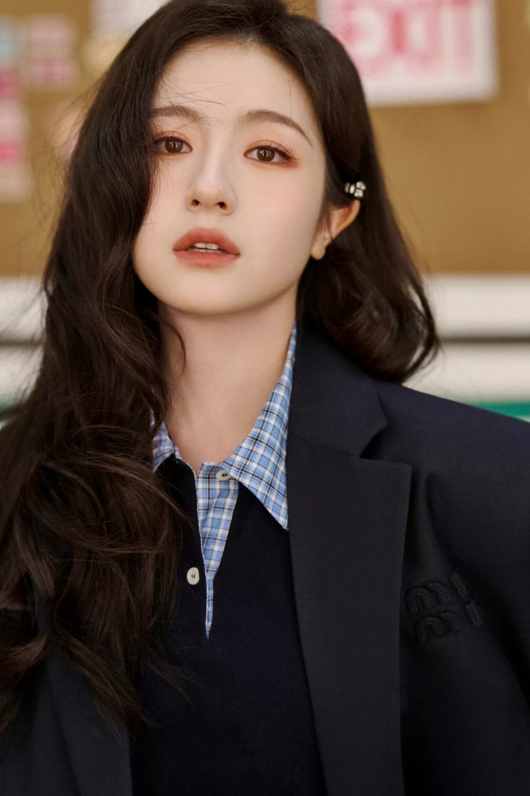 李兰迪发丝缀花，眼眸藏着温柔