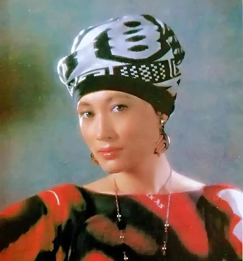 她曾是挂历女神，事业巅峰期选择退圈，如今63岁搭档童谣再度翻红