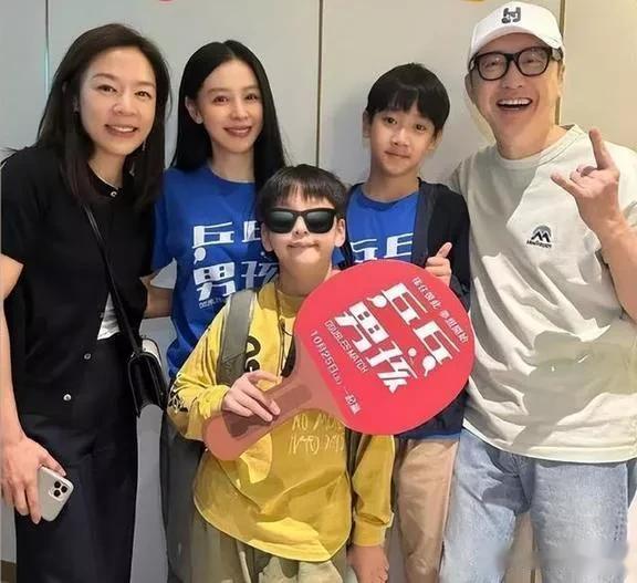 庾澄庆张嘉欣再婚九年，接爱女放学