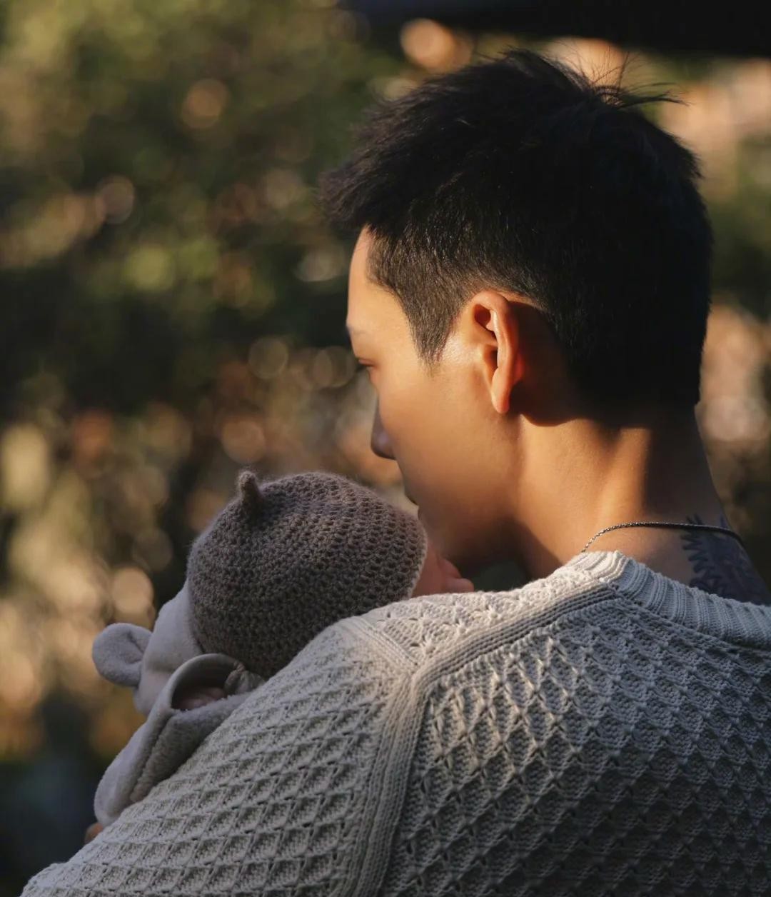 何穗产后自曝两次手术细节：子宫淤血、无年龄焦虑超模妈妈太硬核