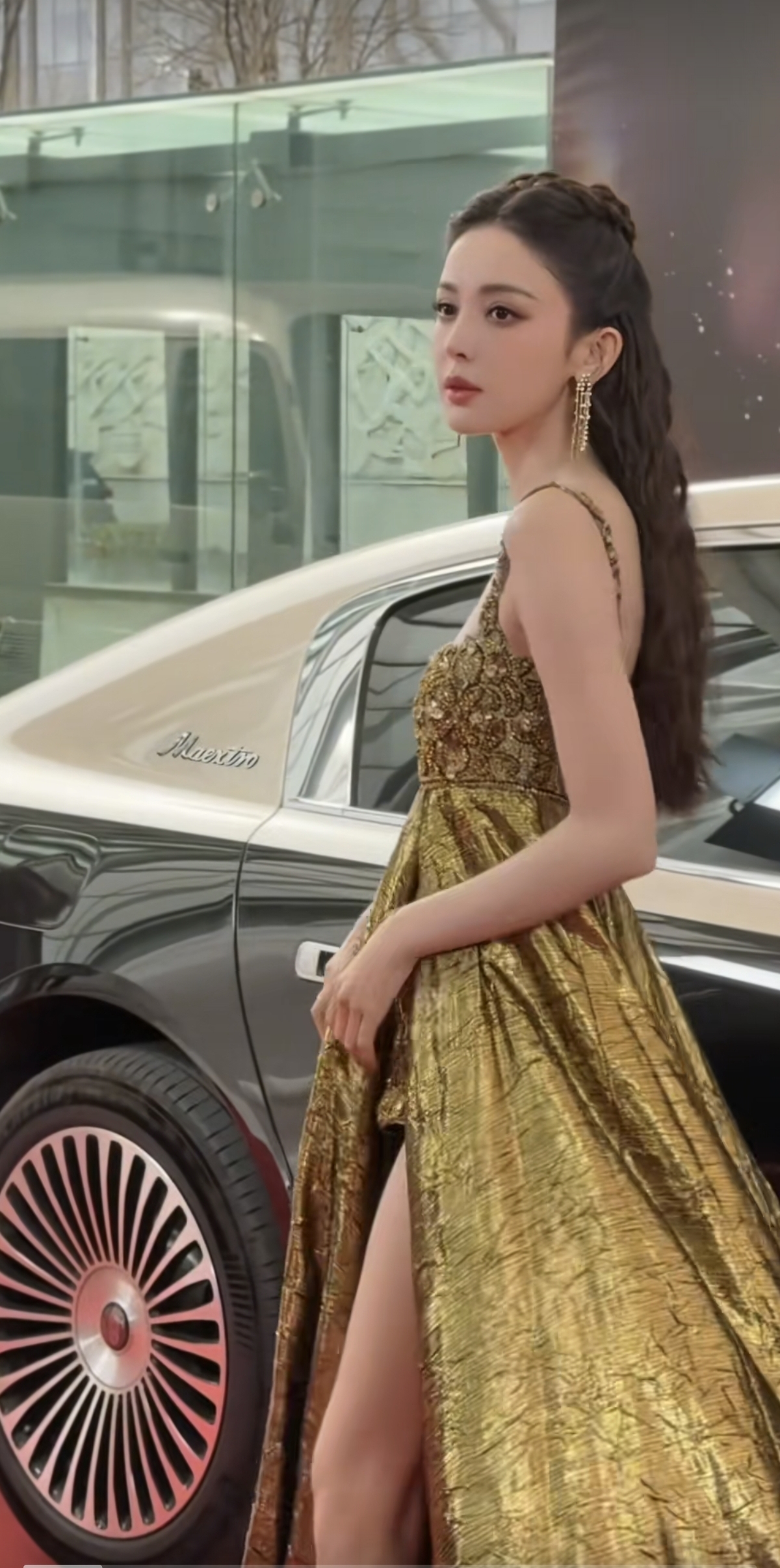 腿好长！娜扎出席微博之夜，鎏金开叉长裙好美呀，颜值身段双封神