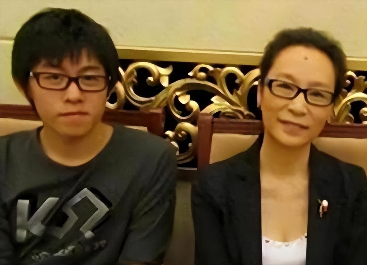 孩子父亲真相大白仅1月后，奚美娟低调露面，手足无措，落寞呆坐