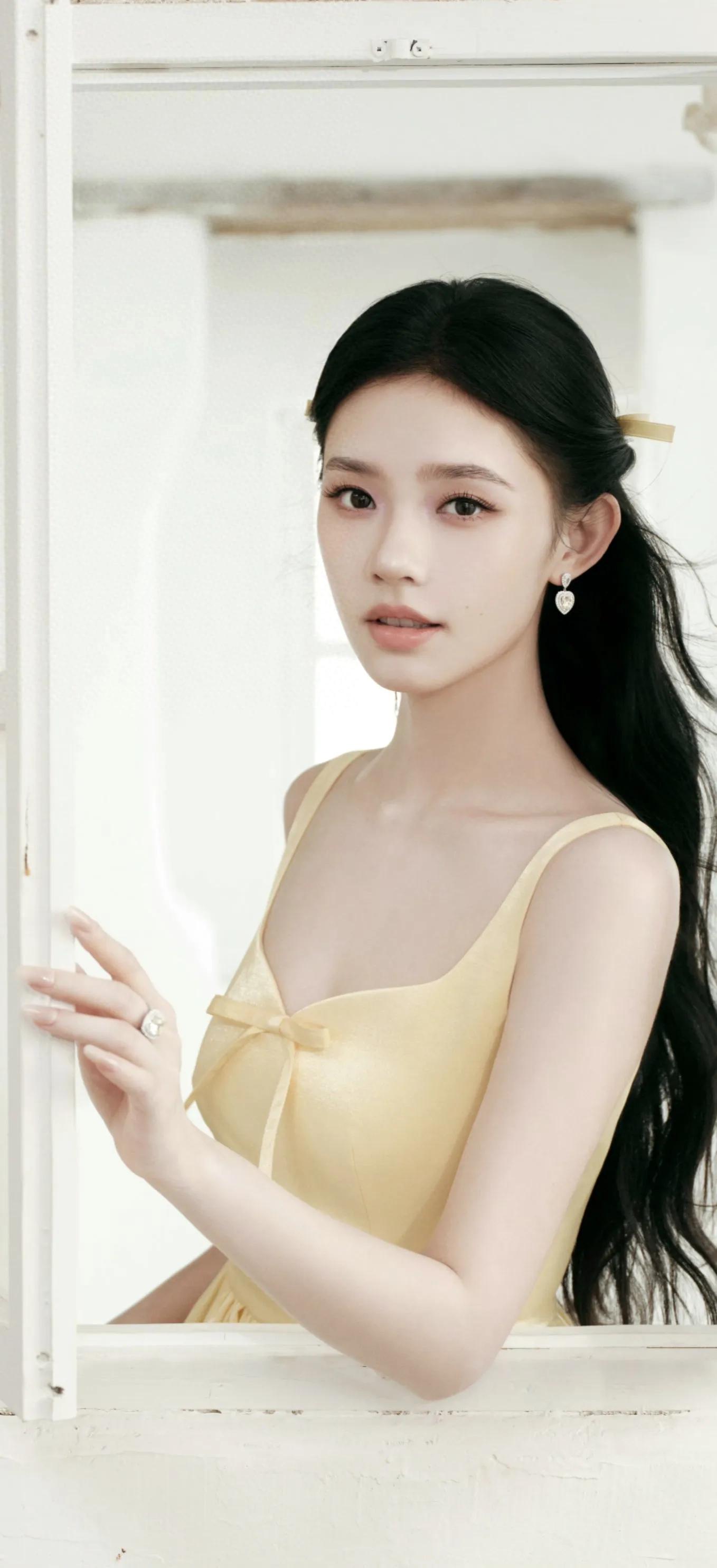 简约清新自然美，林允最新黄裙蝴蝶结高跟鞋造型壁纸，很美