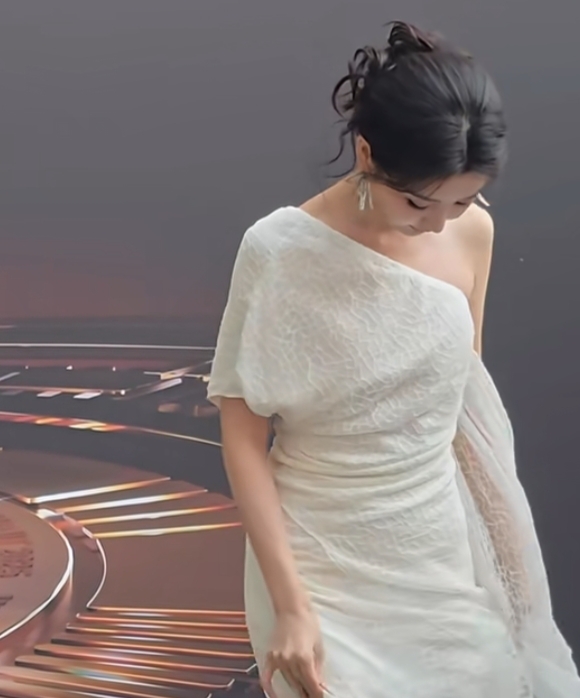毛晓彤一袭白色斜肩礼服亮相 生图状态尽显优雅气质