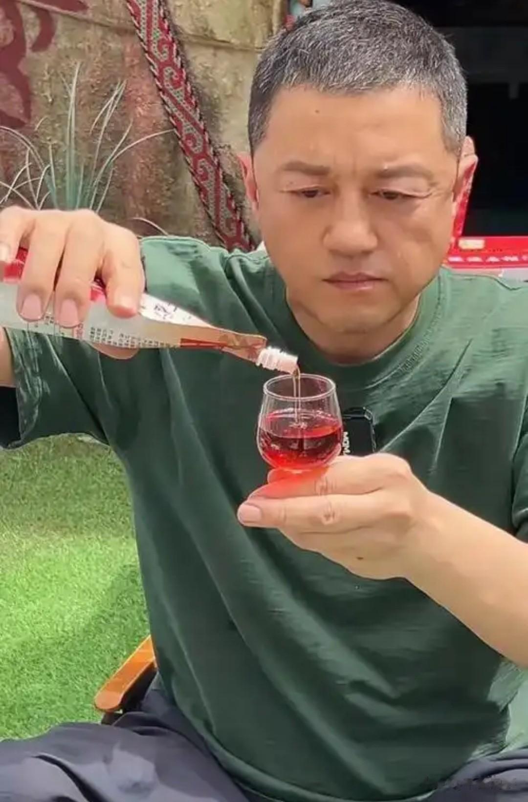 30分钟直播看哭全网！李亚鹏哽咽带货，王菲发文力挺千万网友破防