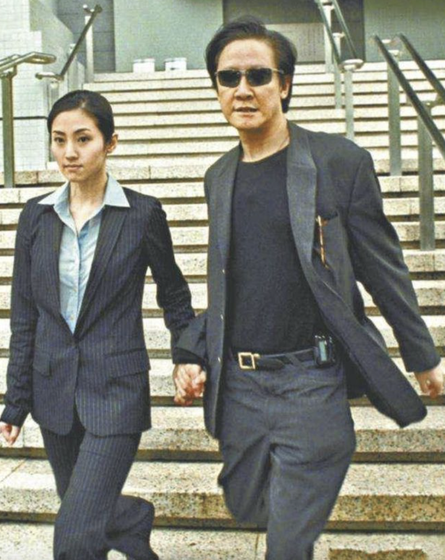 张玉珊与前男友侄子聚会，戴名表金链好贵气，与向华胜分手已19年