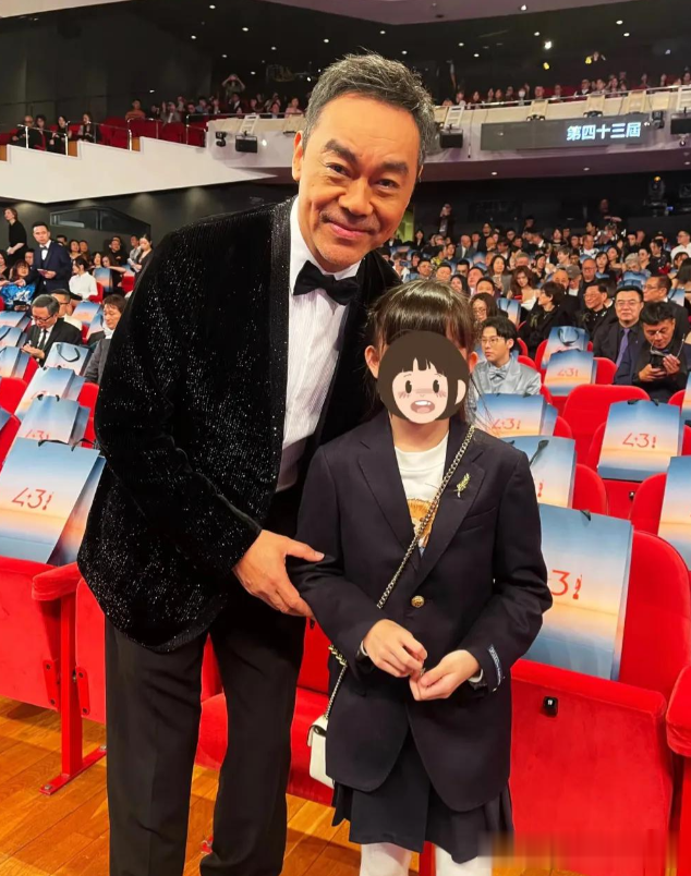 68岁尔冬升带9岁萌娃亮相红毯!圈外女友撞脸汤唯,全场追着合影