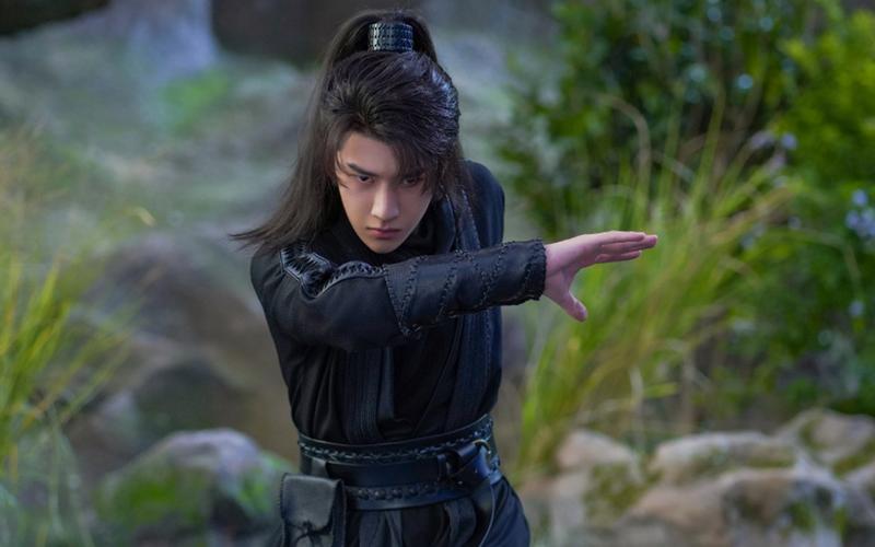 当流量撞上知识焦虑，王一博用八年时间验证了“颜值即正义”的行业定律