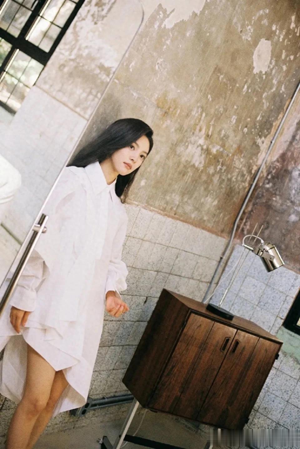 章若楠:一件白衫,美到犯规