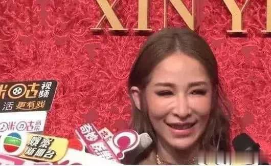 萧亚轩现身引围观，近照吓坏网友，用实际证明女星最好别动脸