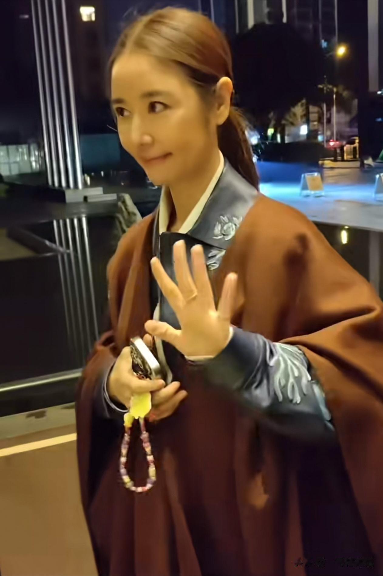 “紫薇格格”也老了,49岁的林心如露面,眼角皱纹明显抬头纹好多