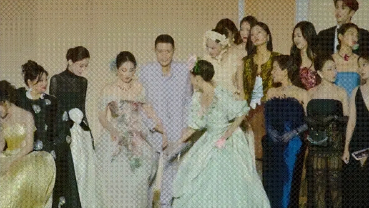 眼神都懒得给对方，杨幂刘亦菲现场“明争暗斗”，尴尬的却是唐嫣