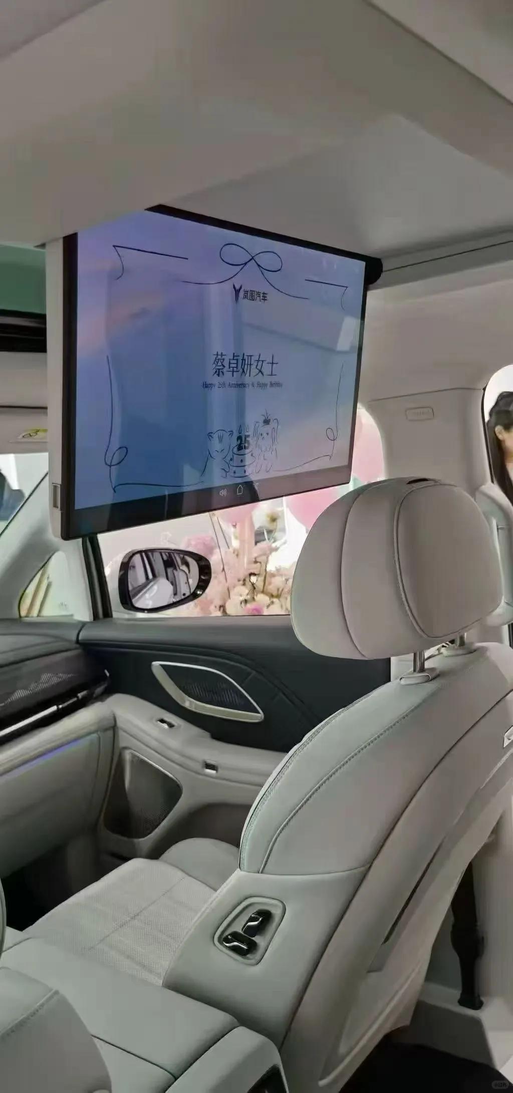 蔡卓妍低调现身广东4S店，当场下单46万豪车，与小10岁男友热恋中