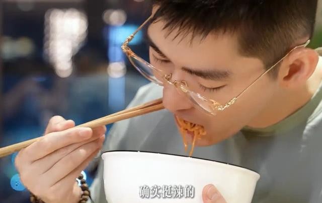 41岁张翰女友首曝光，颜值身材不输娜扎，想买7000万豪宅做婚房