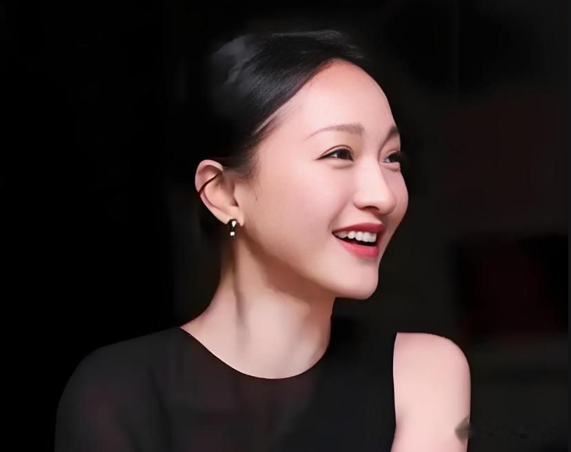 51岁周迅在巴黎时装周,满头白发不修边幅,网友太真实,太随性