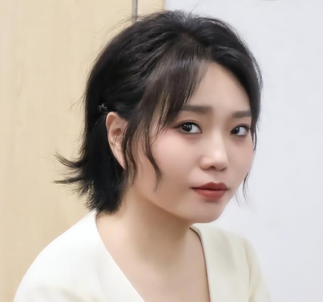 深扒高考争议，那尔那茜和1年前的李雪琴有2个共性，官媒也承认