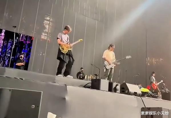 谢霆锋演唱会即将开启,谢婷婷晒兄妹童年照支持,兄妹牵手好可爱