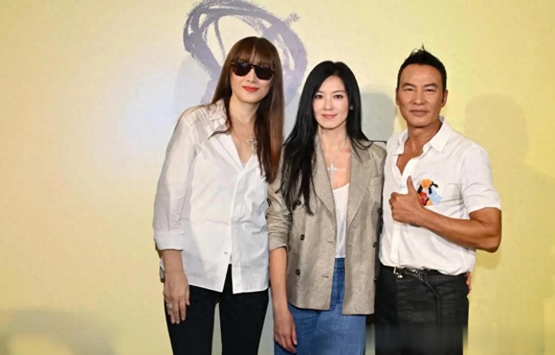 林熙蕾晒她亮相任达华画展时的照片，合照的人有任达华、邵美琪